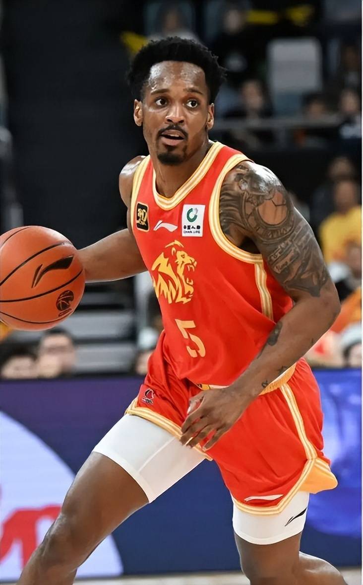 RAYBET-Rookie在篮网比赛中惊险取胜，战术调整引发热议！的简单介绍